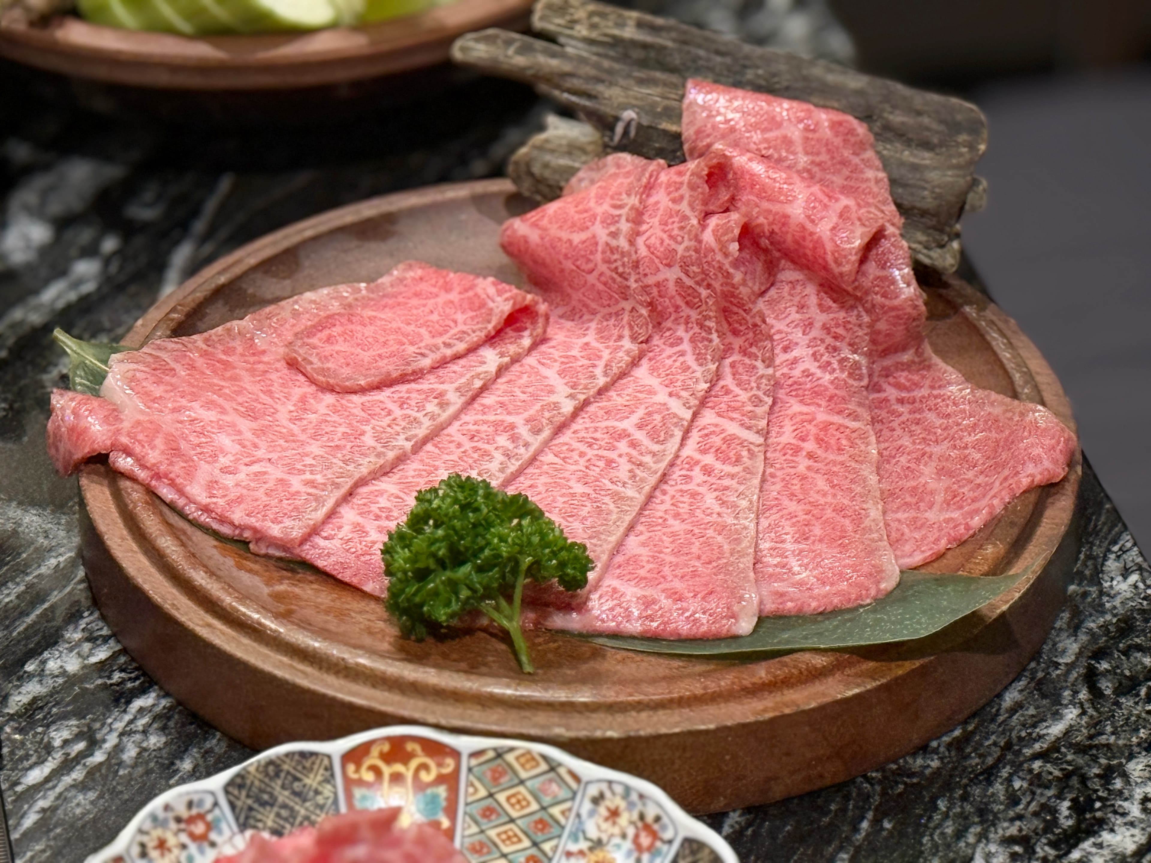 肉品部分提供「日本A5和牛翼板」,大理石油花分布均勻、呈漂亮玫瑰色,放入高湯輕涮幾下就能享用。