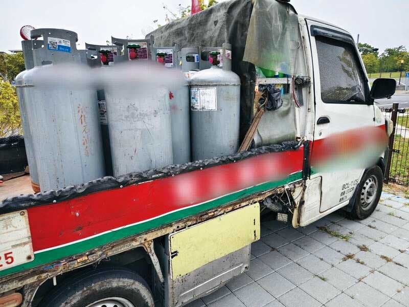 39歲江男毒駕載有瓦斯桶的貨車,擦撞路邊轎車,法官竟裁定無保請回,引爆社會怒火。(翻攝員林大小事)
