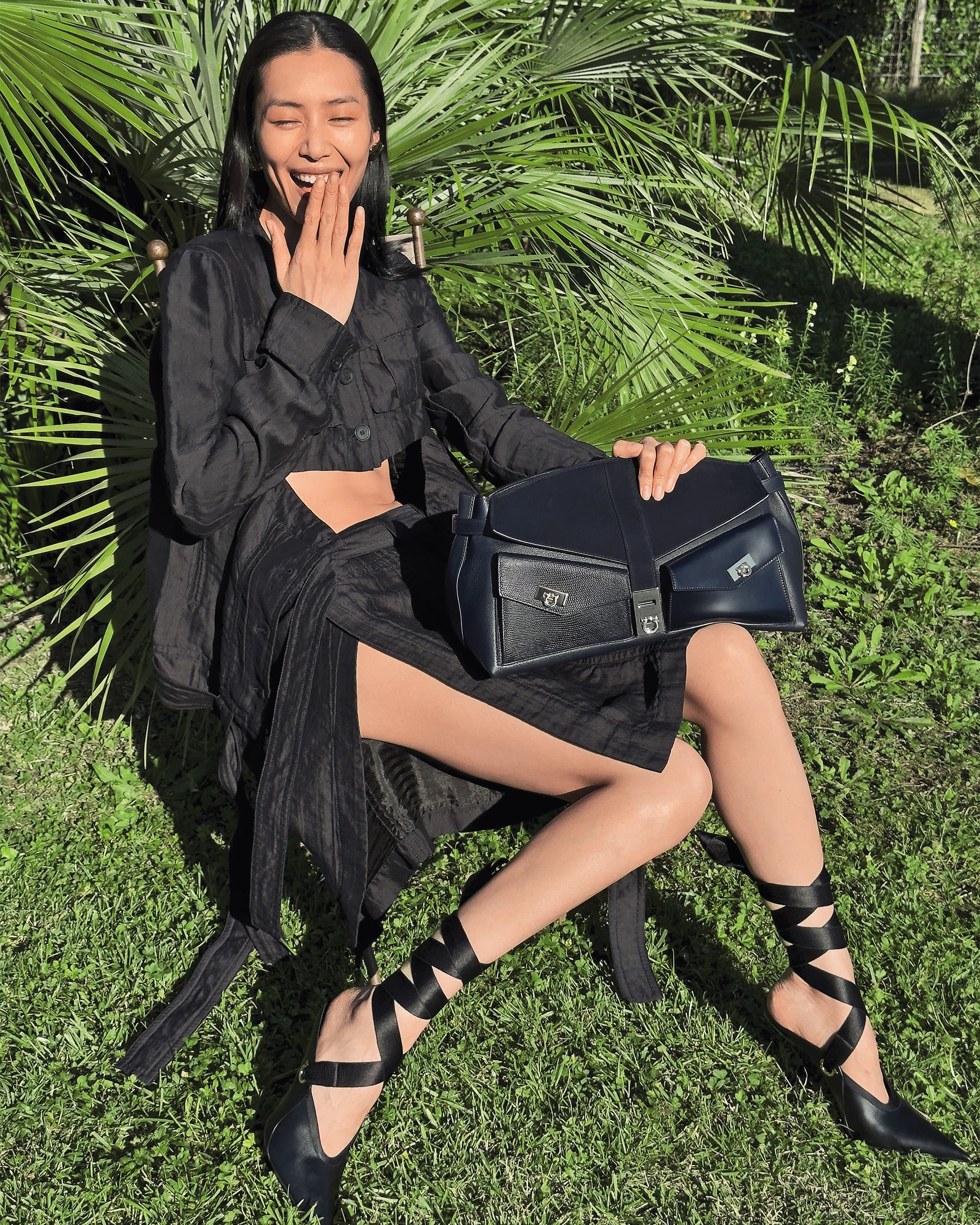 國際名模劉雯示範的FERRAGAMO 2025春夏系列形象廣告,重新定義義式奢華。(FERRAGAMO提供)