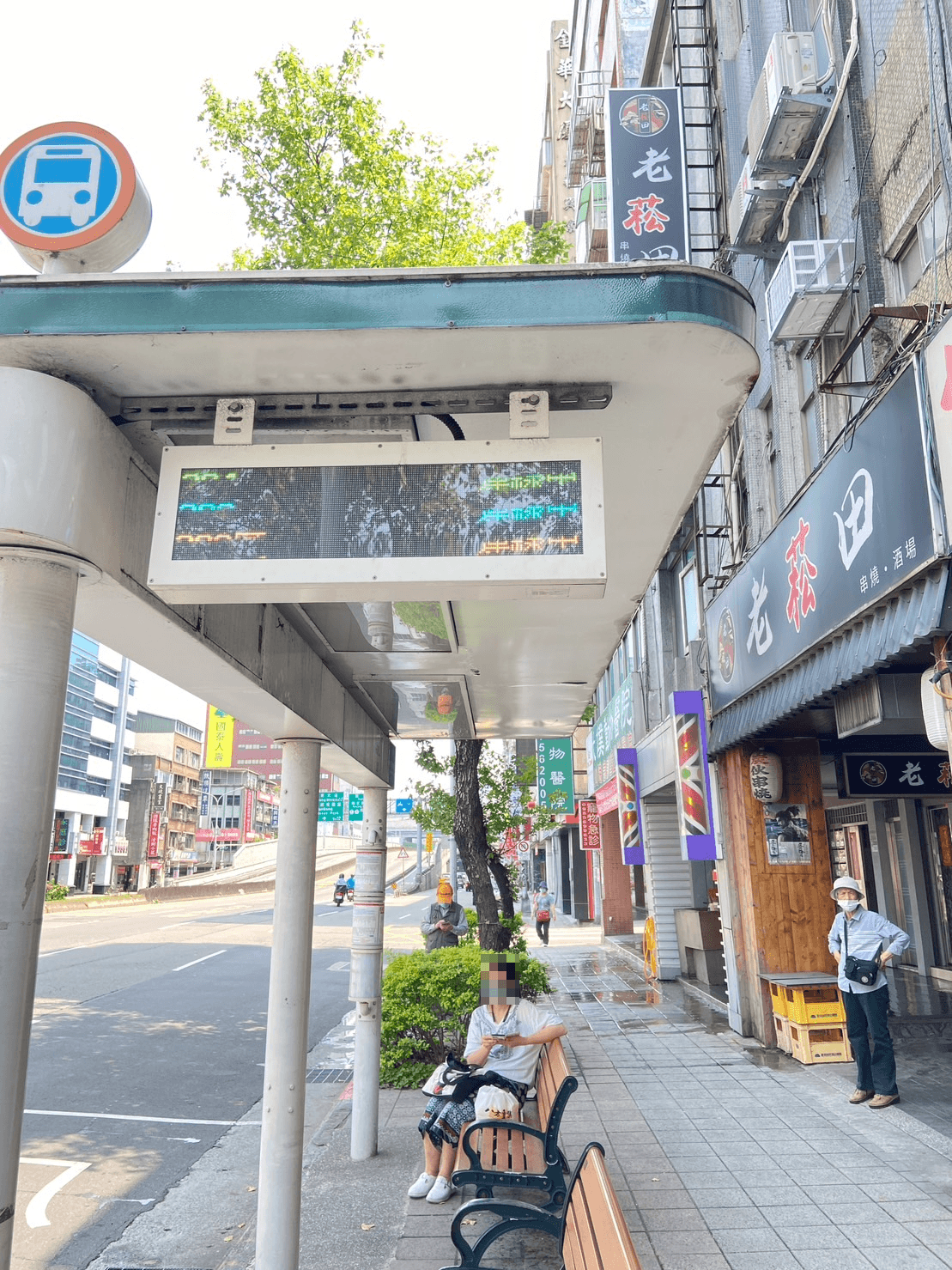 地震影響,有公車站跑馬燈不斷顯示連線中。(讀者提供)