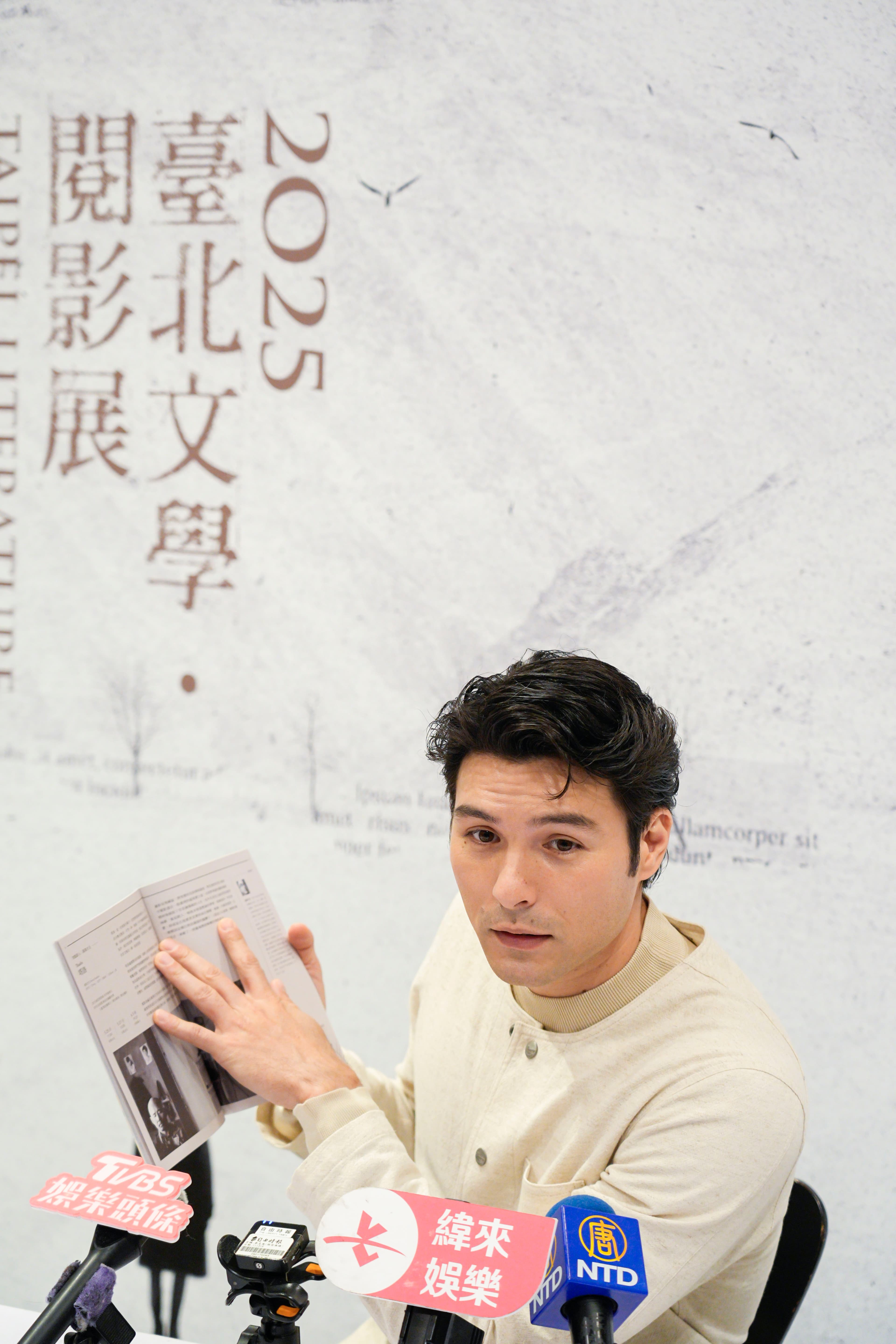 說起展映的電影，鳳小岳翻閱影展手冊，一部部展示他想看或者推薦的片單。