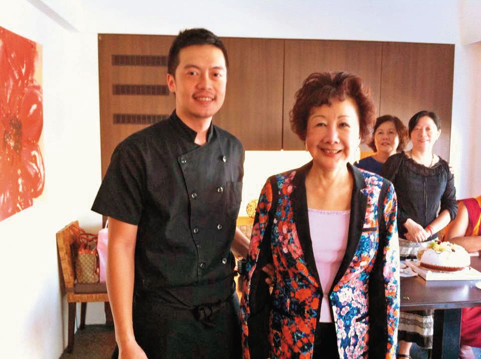 十多年前,蘇思源(前左)首次創業開設蔬食館,連當時的市長夫人邵曉鈴(前右)都是賓客,但整體經營沒作好,以賠錢作收。(蘇思源提供)
