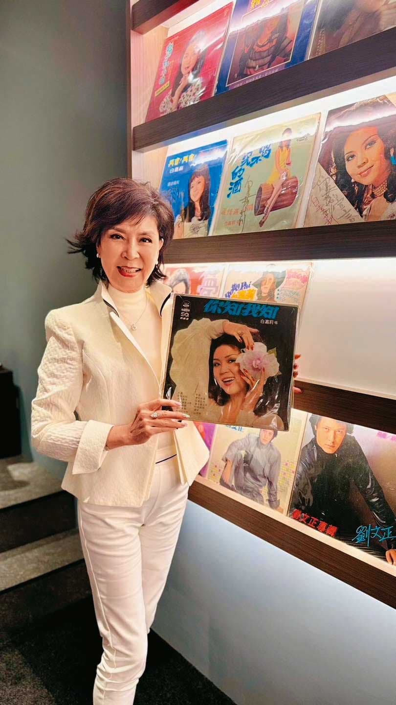 資深主持人白嘉莉曾造訪威剛,讚嘆陳立白的收藏,就連她當年的唱片都有完整收藏。(翻攝白嘉莉臉書)