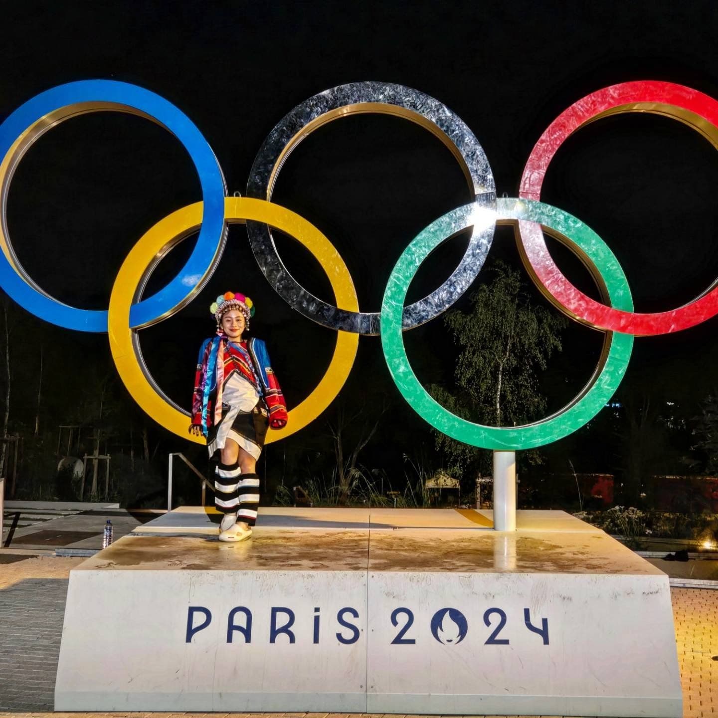 方莞靈特別帶了鄒族服飾到巴黎和五環標誌合照留念。（翻攝自方莞靈臉書）