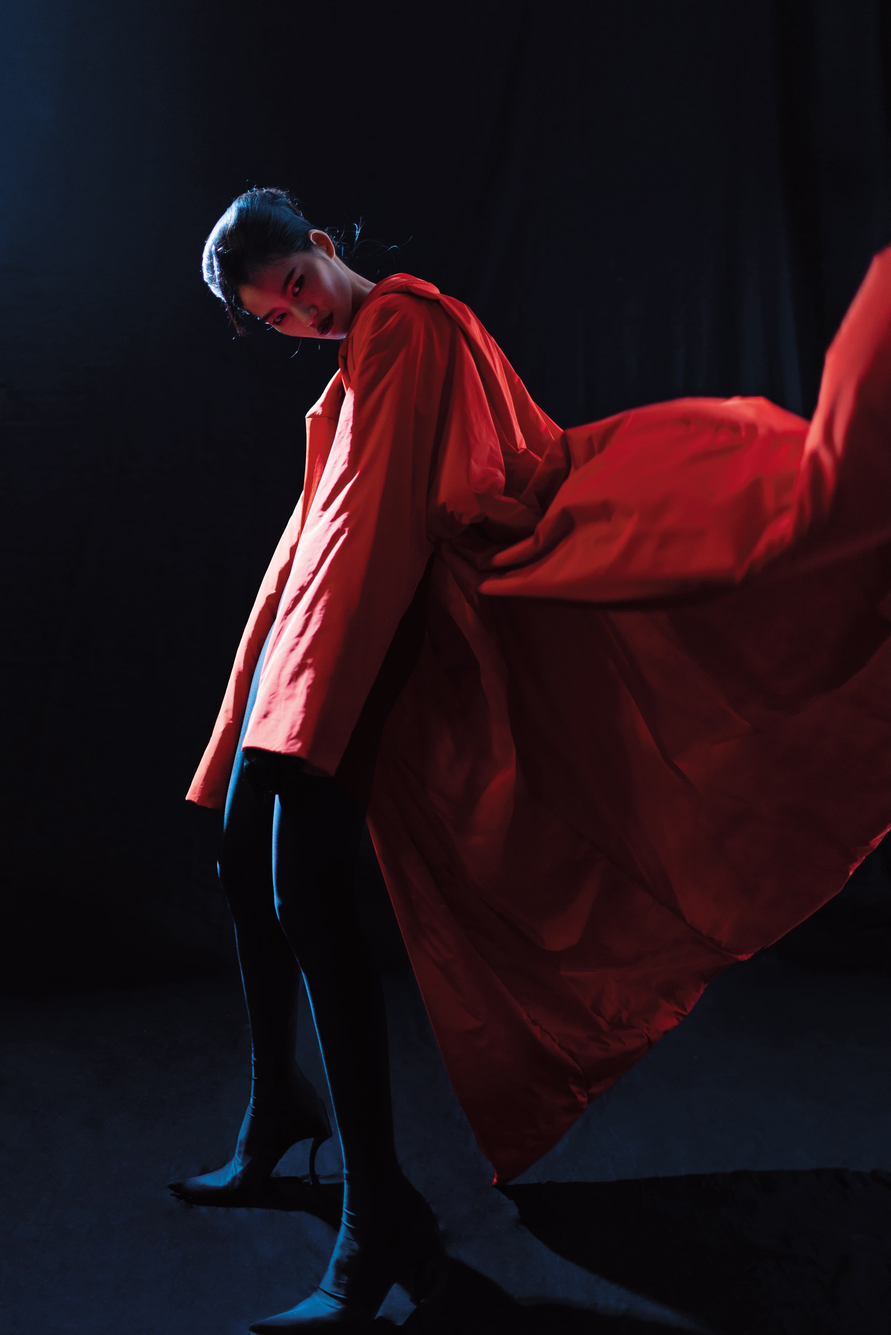 紅色鋪棉oversize長外套 價格店洽 by BALENCIAGA 黑色彈性布料含鞋連身裝 價格店洽by BALENCIAGA