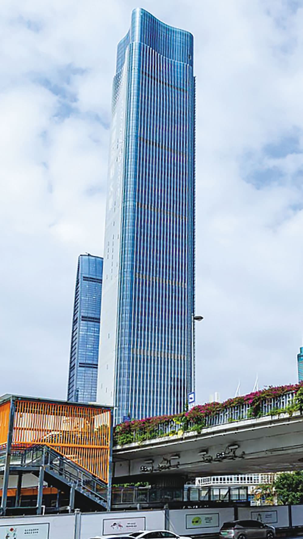 中國深圳市羅湖區的摩天商辦雲啟大樓(圖)成了官員詐騙的工具。(翻攝維基百科)