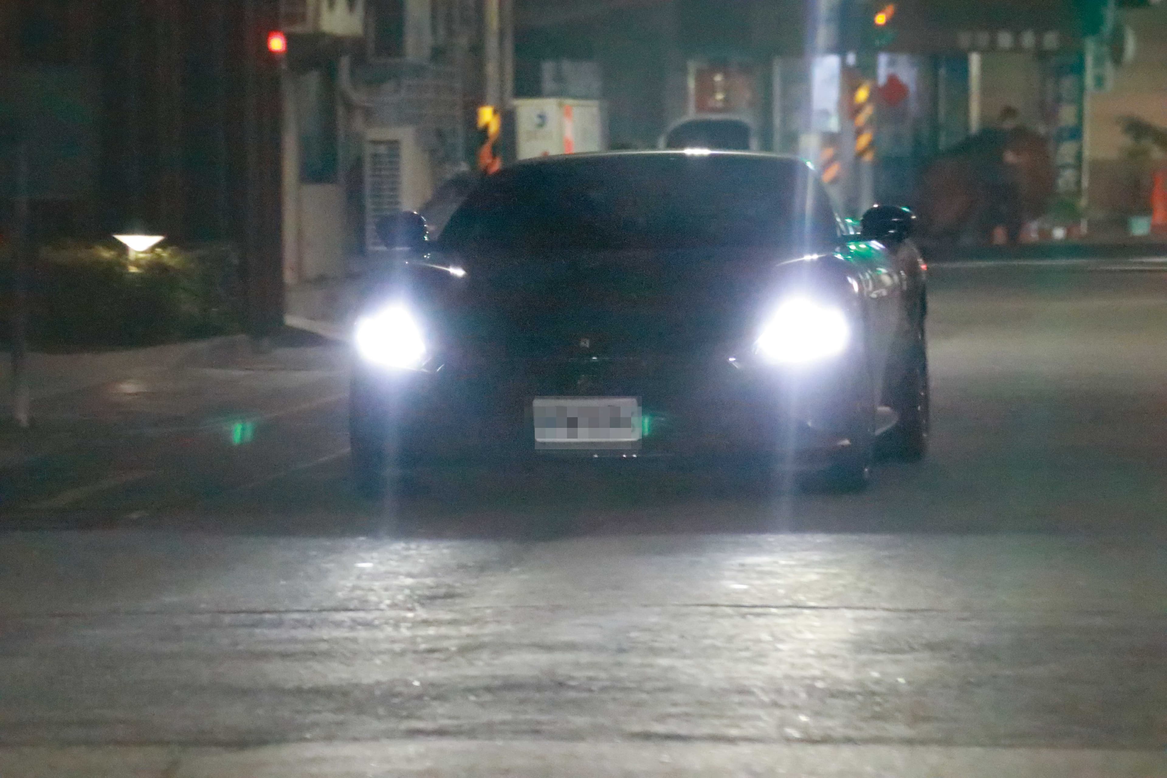本刊直擊,趙建銘喜愛收藏名車,深夜開著法拉利跑車回家。