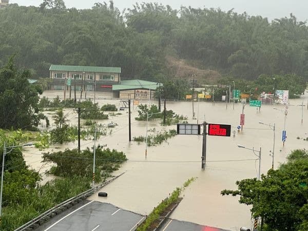 高雄田寮區「小滾水」地區,傳出淹水災情。(翻攝自臉書社團田寮魂田寮大小事)