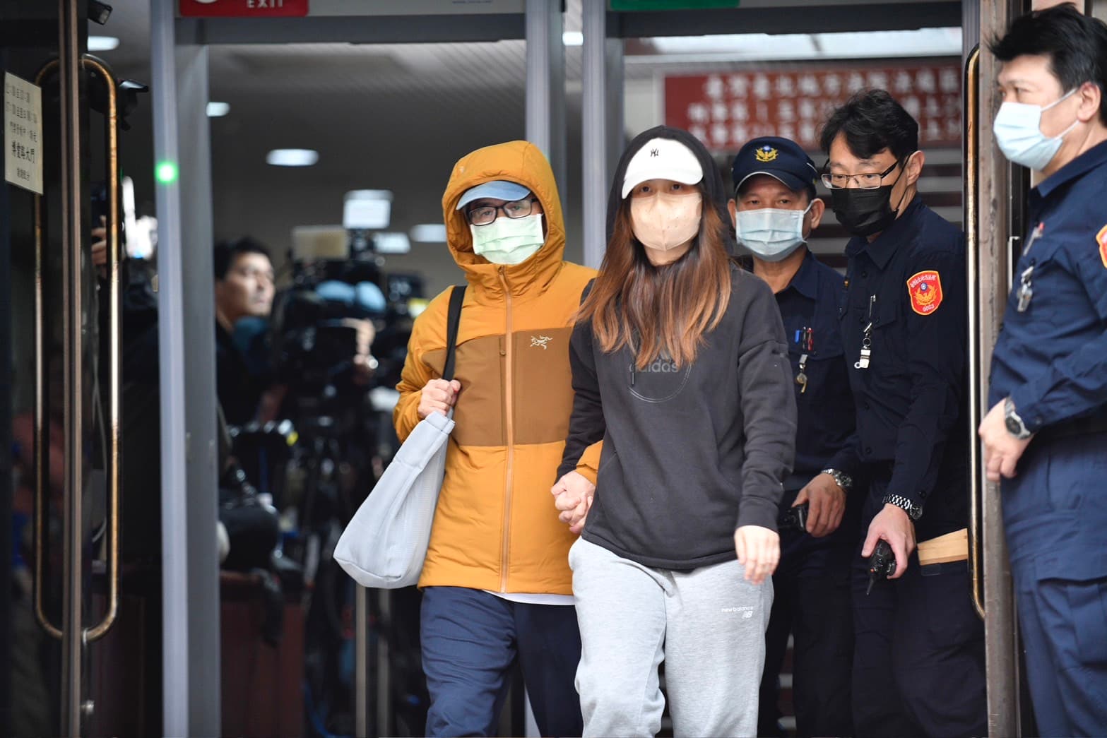 李文宗在律師及家人陪同下,完成繳交800萬元保釋金離開北院。