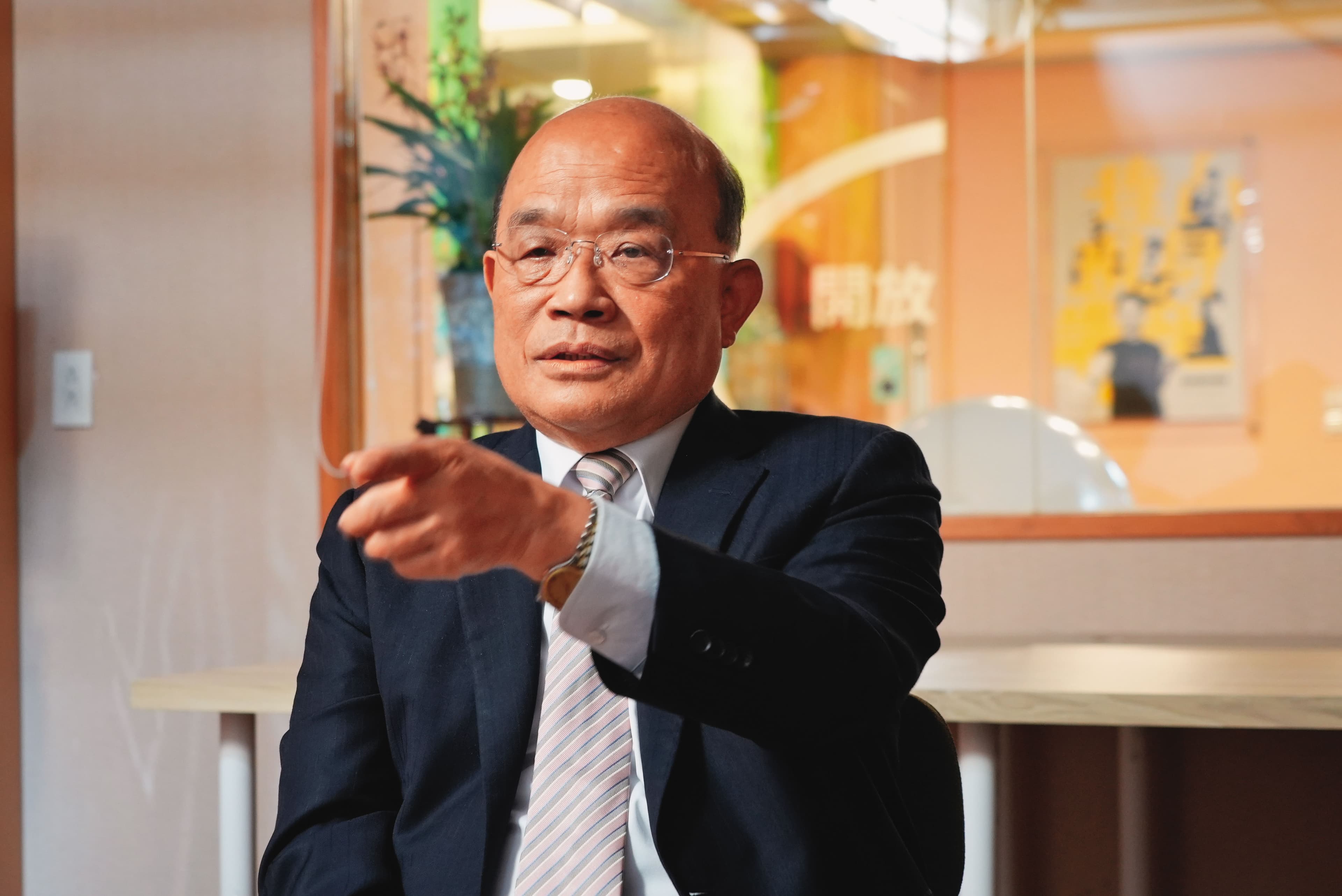 蘇貞昌接受紀錄片團隊專訪，肯定蔡英文「努力要當全民總統」。（翻攝《變局下的台灣》）