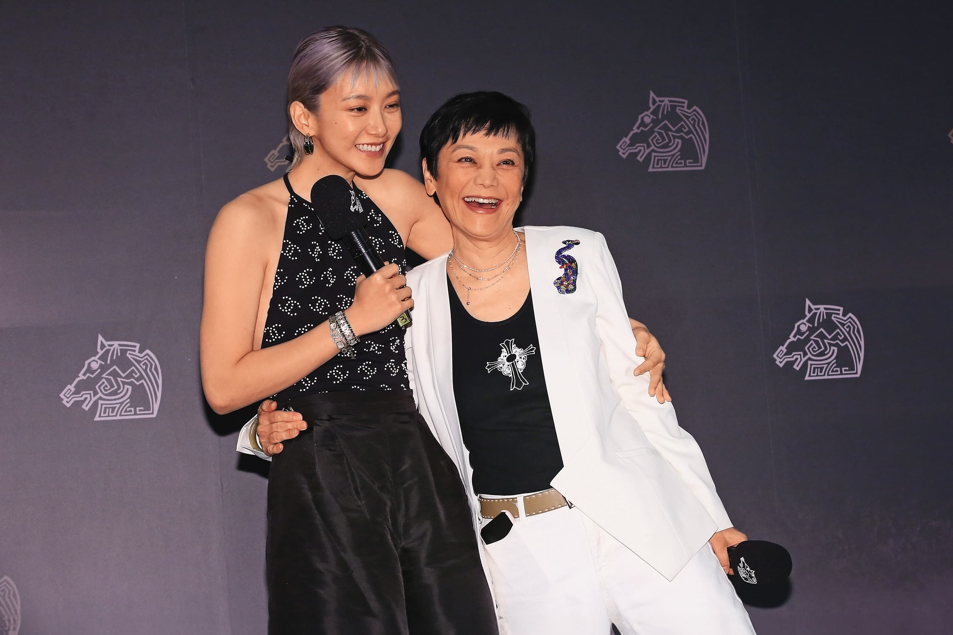 袁澧林（左）有「香港文青女神」之稱，曾因《窄路微塵》一片獲得金馬獎最佳女主角的提名。右為張艾嘉。