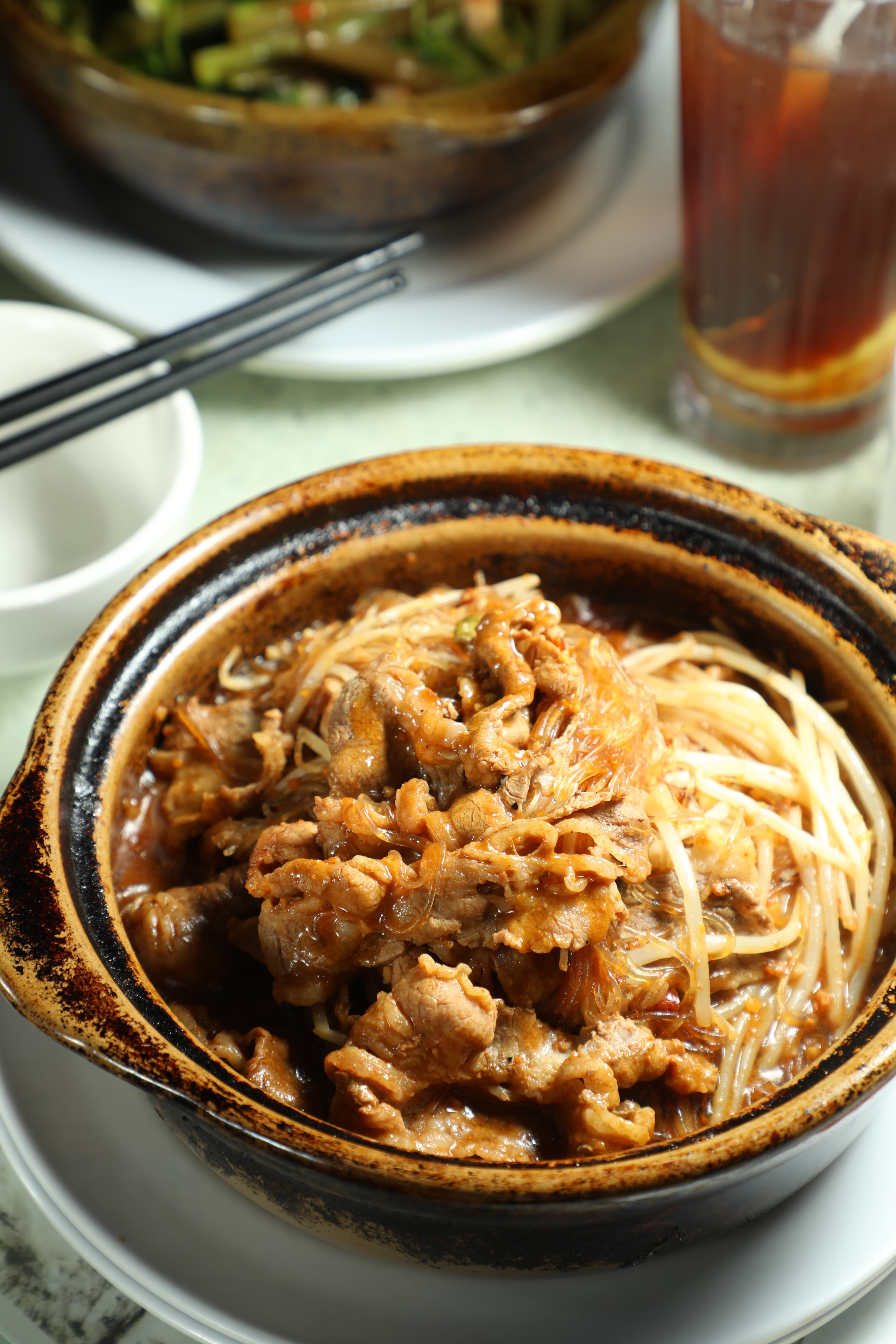 「沙嗲粉絲肥牛煲」每一口粉絲與肉片都飽含濃郁沙嗲香氣。(港幣118元/份,約NT$451)