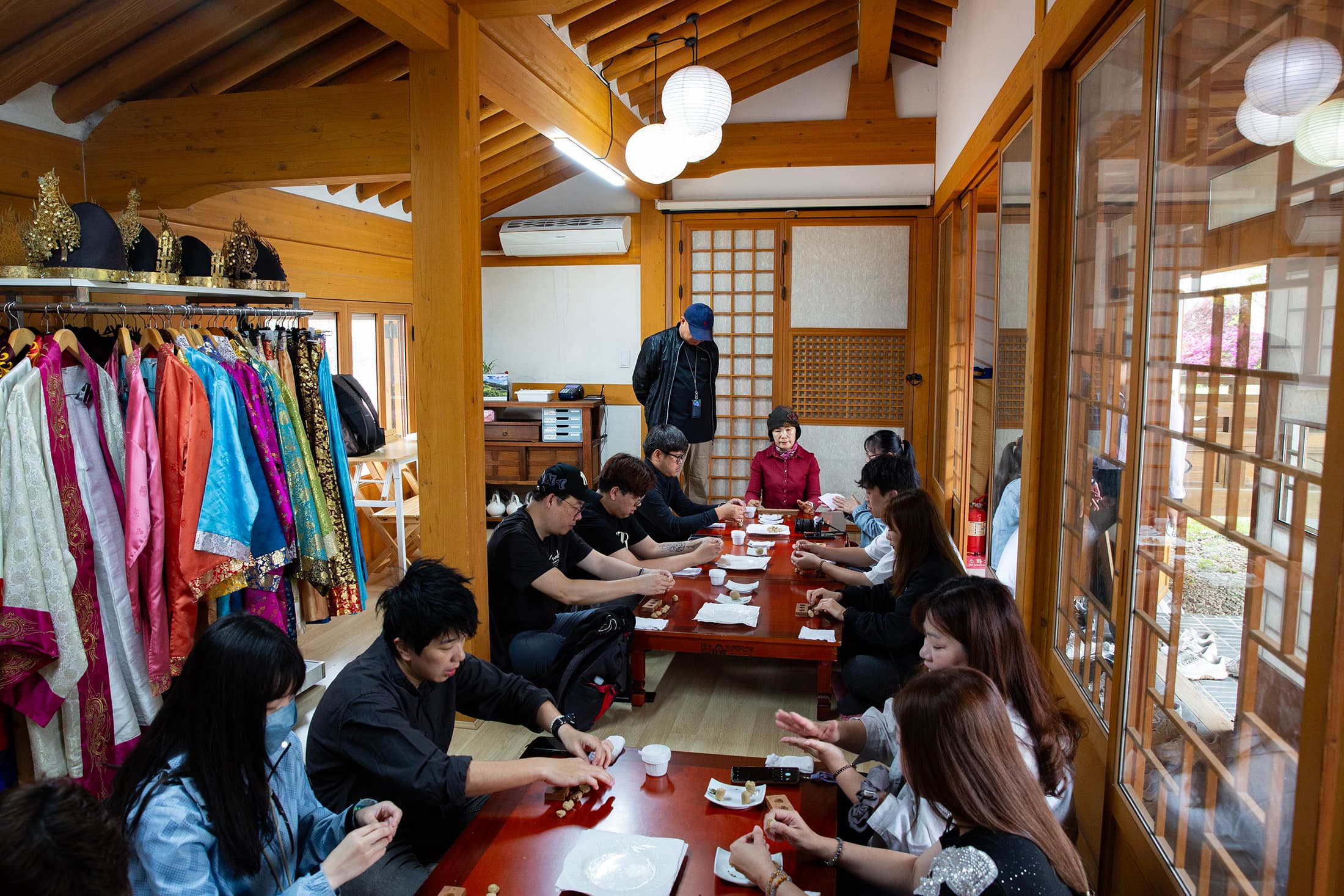 早晨在韓屋村體驗手工栗子韓菓製作,用雙手揉捏出帶有天然栗香的精緻茶食。