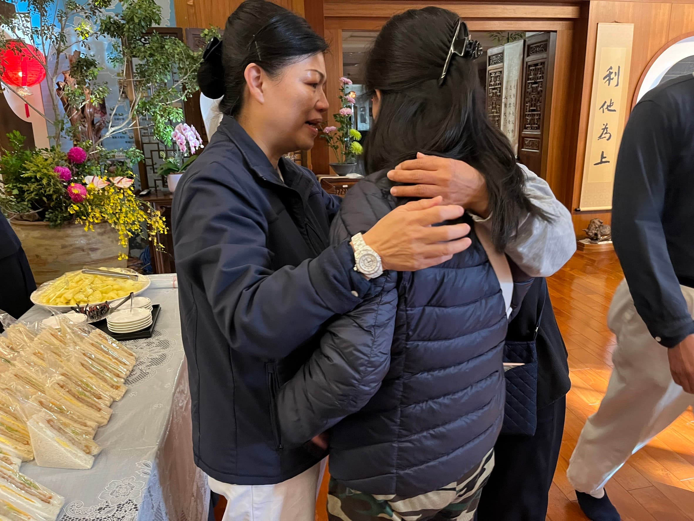 慈濟志工給予災民人道關懷。（慈濟基金會提供）