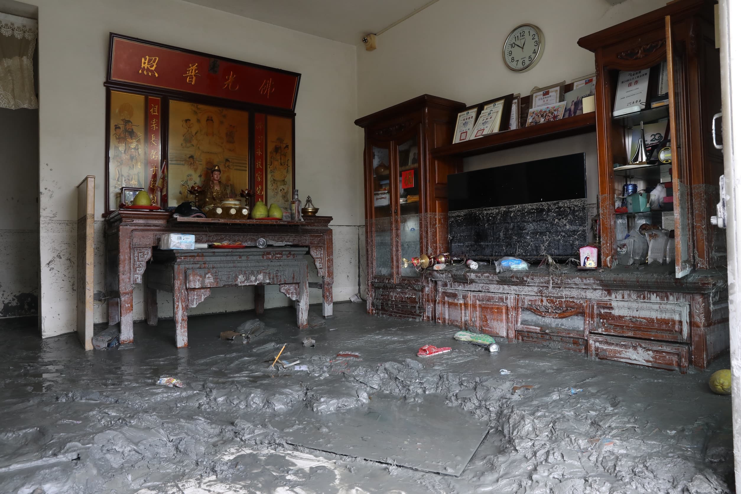 堰塞湖溢流洪水退去後,大量的淤泥推積在居民家中,難以清理。