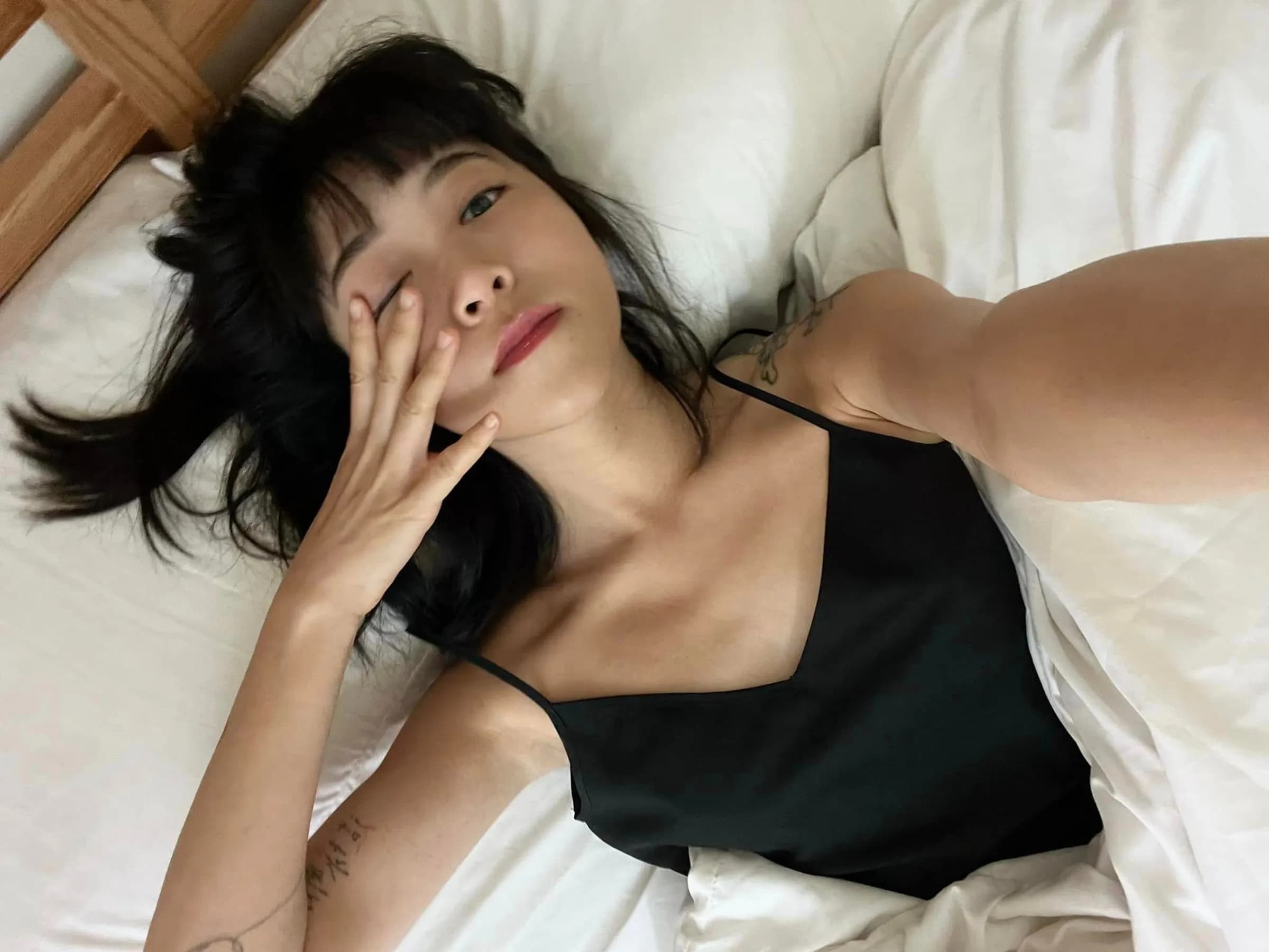 NanaQ和交往4天的男友分手後,拍影片不忘置入業配。(翻攝自NanaQ臉書)