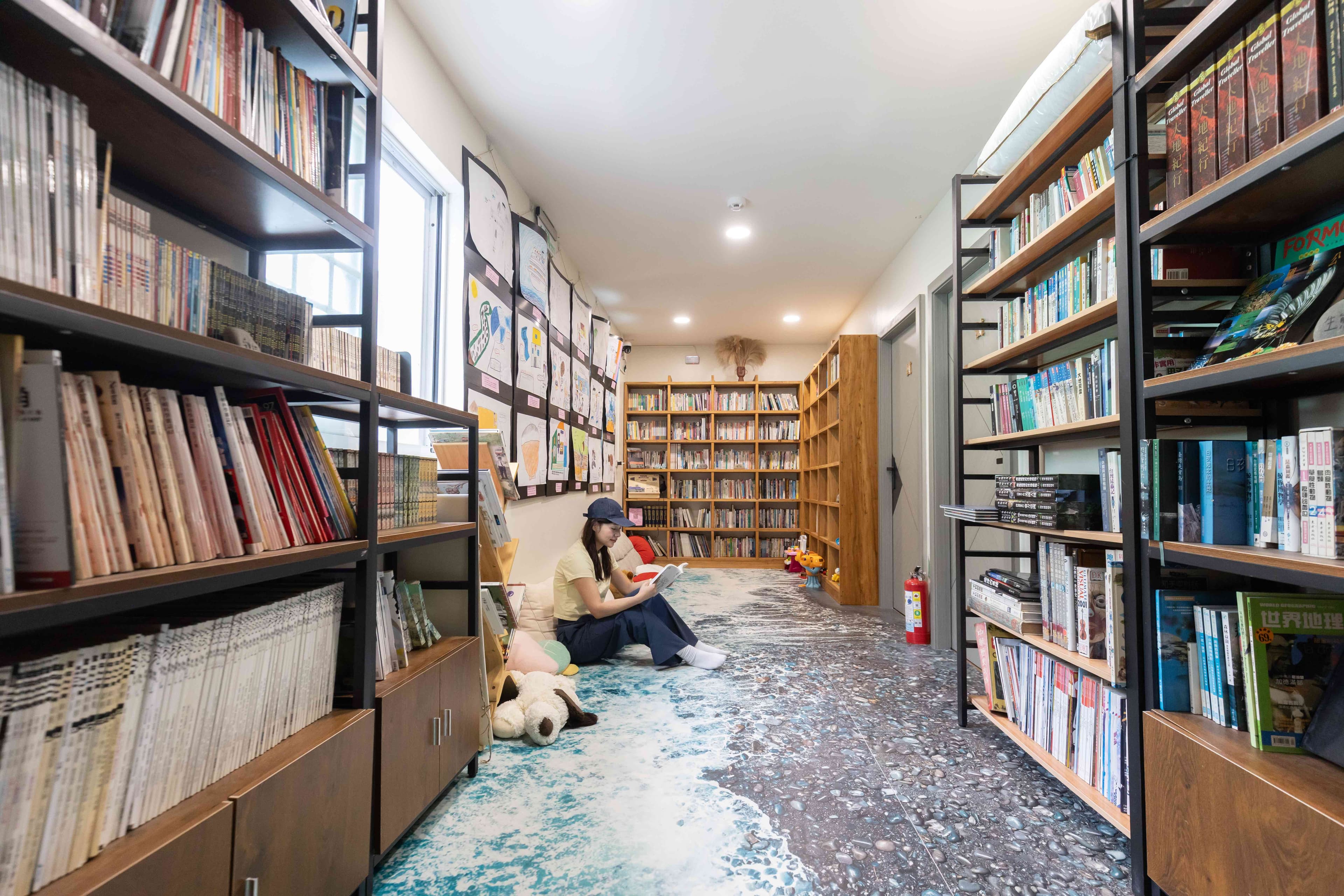 「家家酒書房」是一處結合書籍、風土料理與地方創生的複合式空間,二樓為閱讀區。