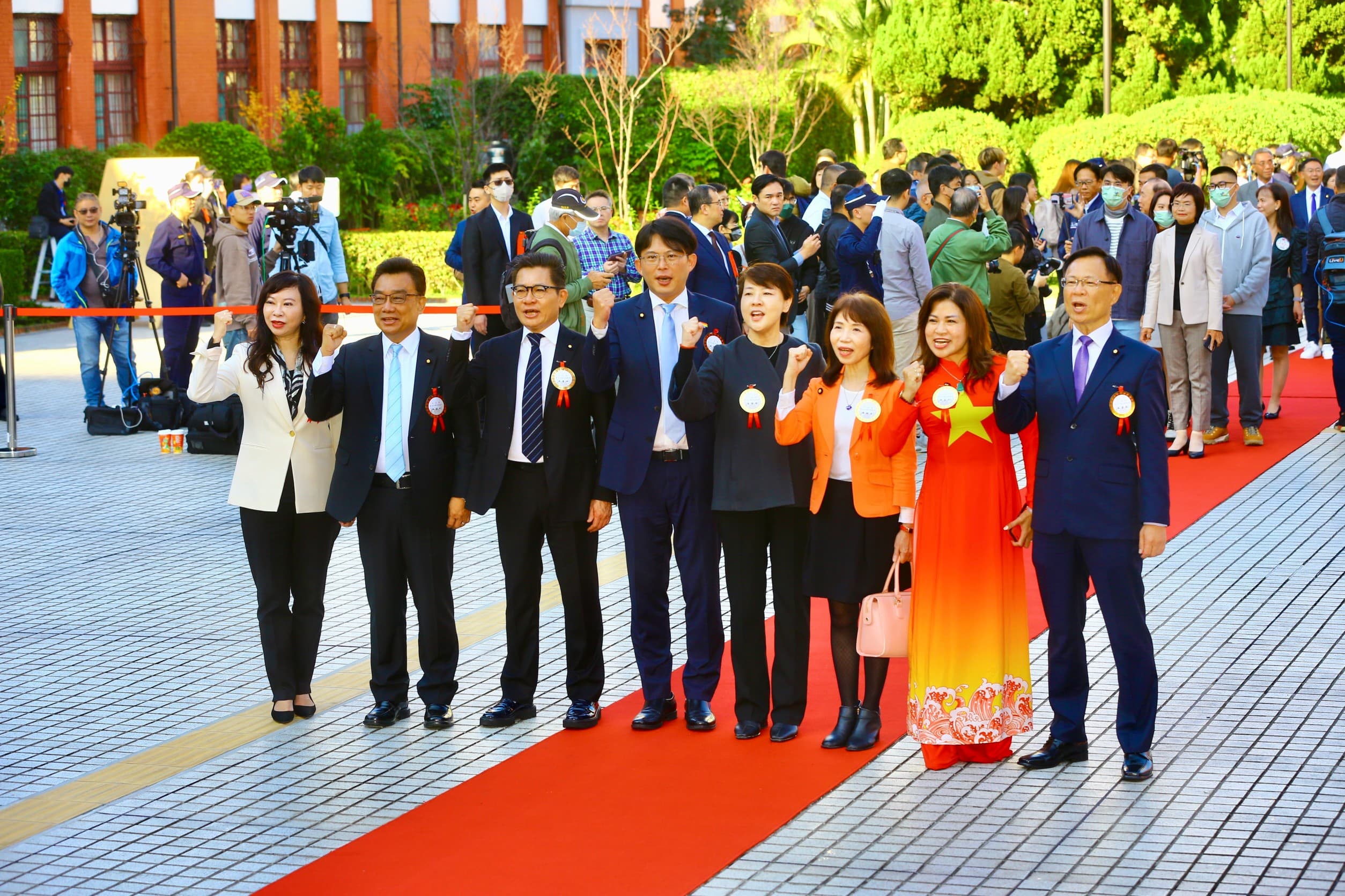 民眾黨8席立委今合體走紅毯,其中黃珊珊(右4)將角逐院長大位。