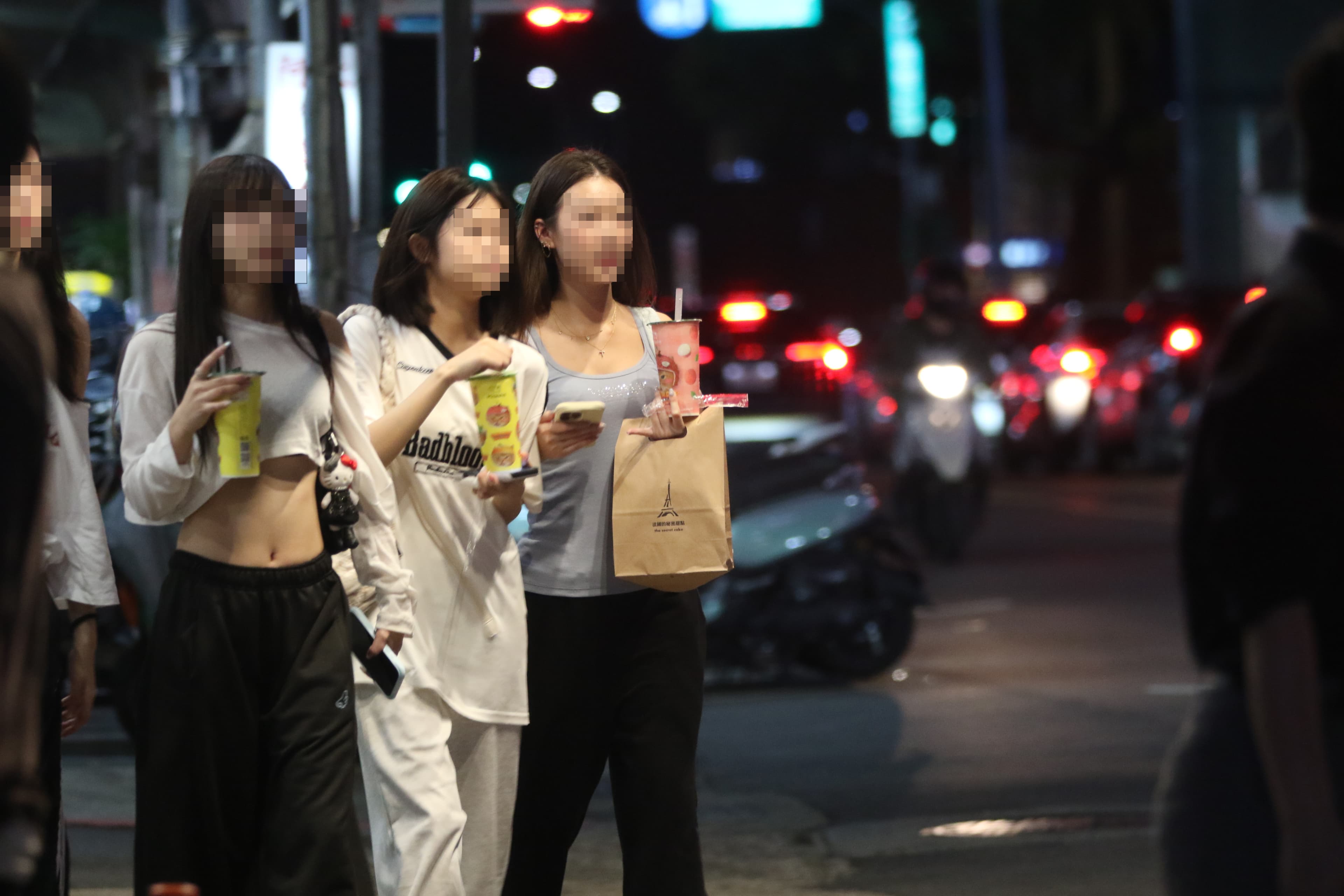本刊直擊妞妞（右1）與友人買手搖飲，品味跟行程就跟一般時下的年輕人無異。