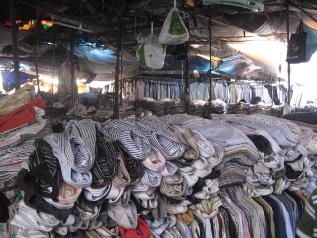 早期,楊智淵曾開過剪標店、平價休閒服店,常去柬埔寨批貨。(楊智淵提供)