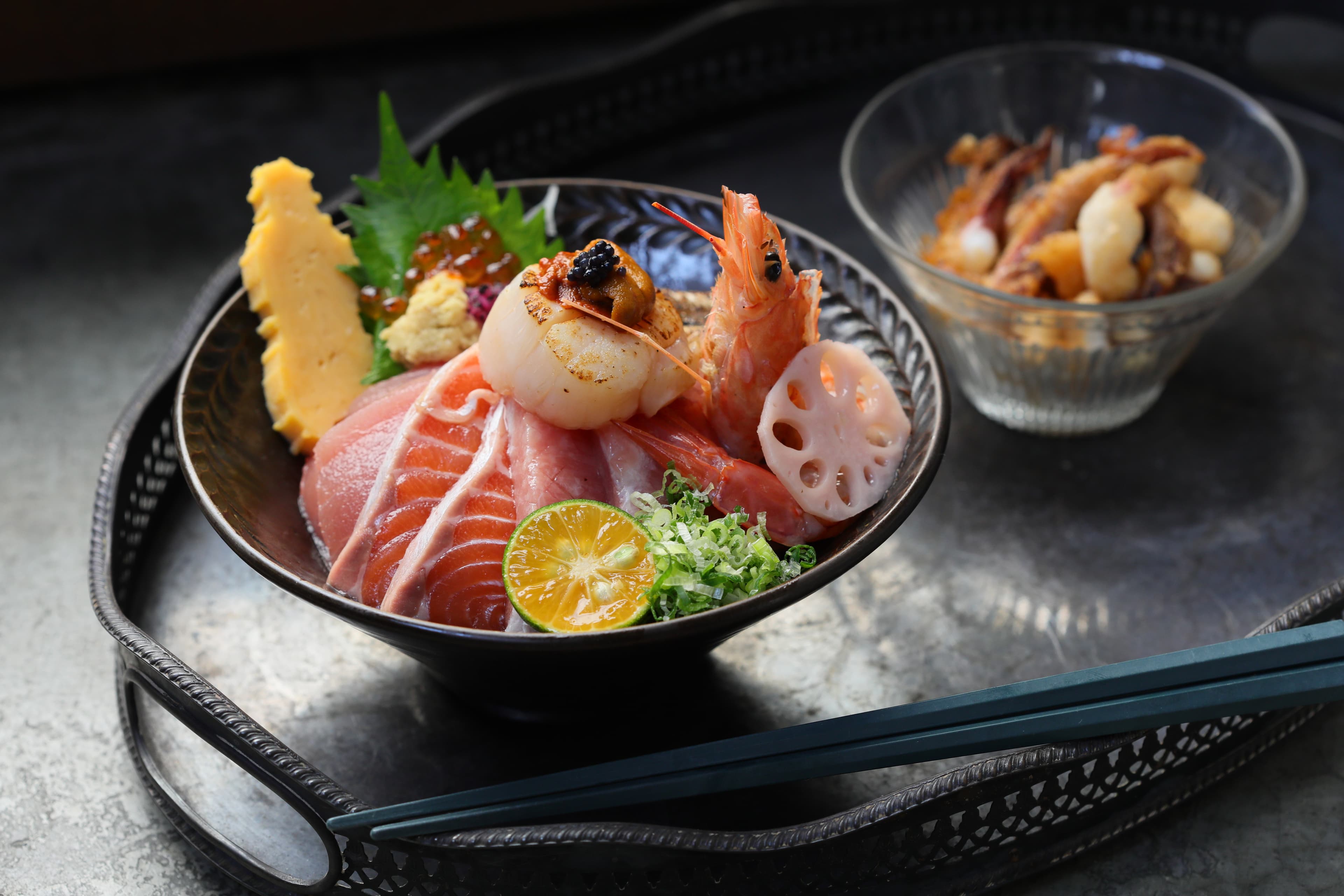 「特選綜合海鮮丼」(左,650元/份)有6種海鮮,配上「龍田揚炸軟絲」(右,200元/份)更讚。