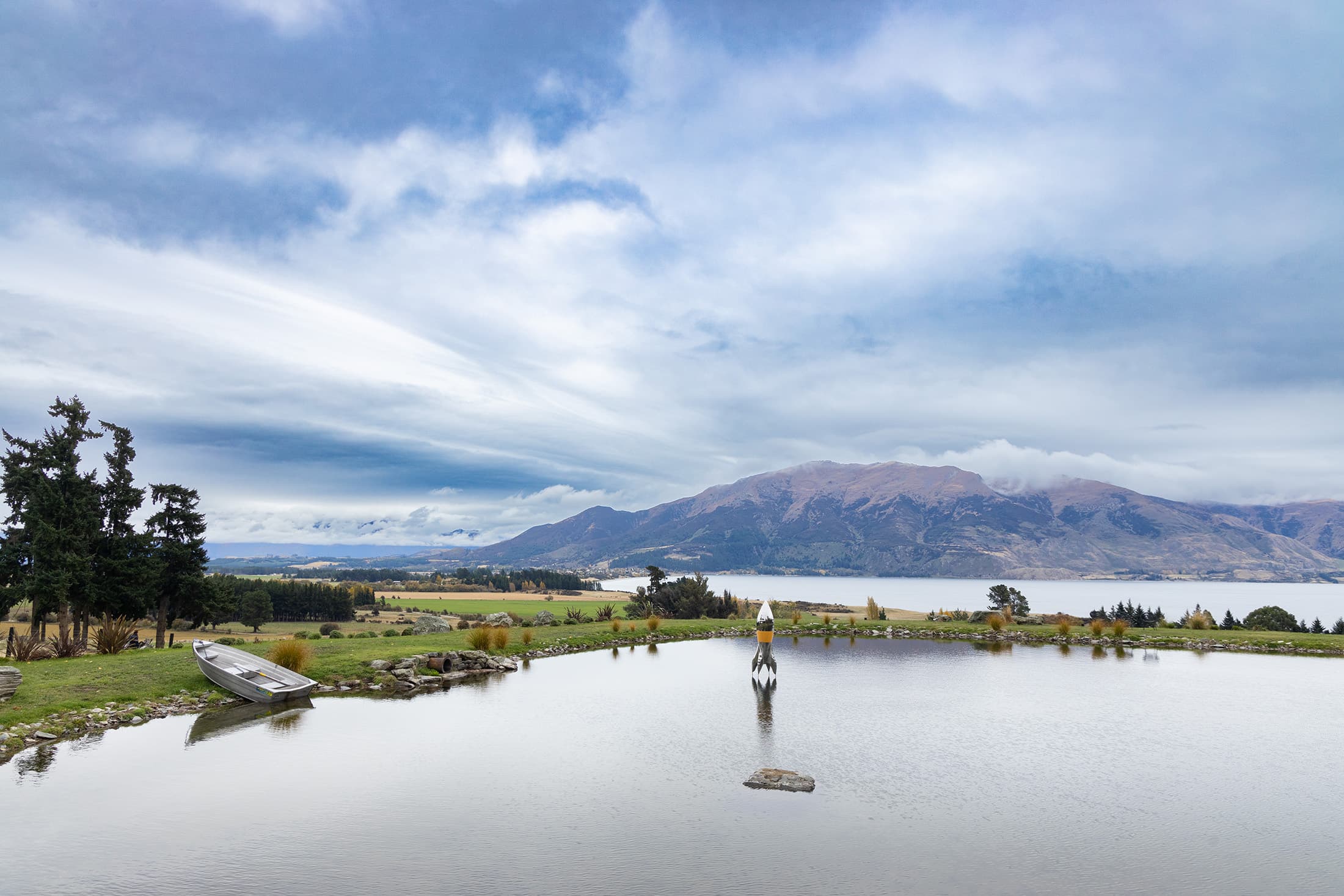 「Lake Hāwea Station」座落紐西蘭南島的哈威亞湖畔,是紐澳地區第一座負碳排農場,這裡依山傍湖,景色十分迷人。