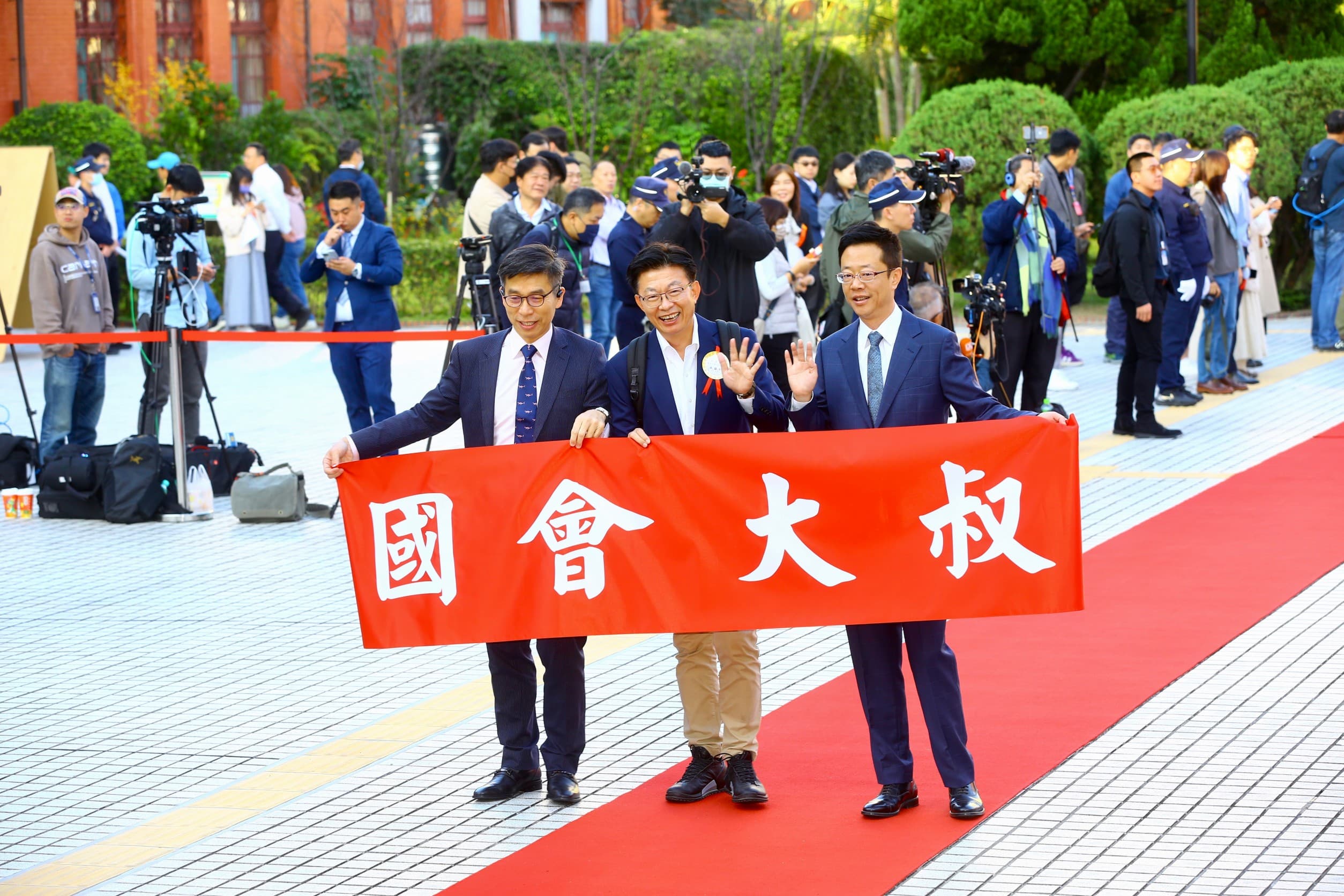 民進黨立委鍾佳濱、郭國文、張宏陸以「國會大叔」團現身。
