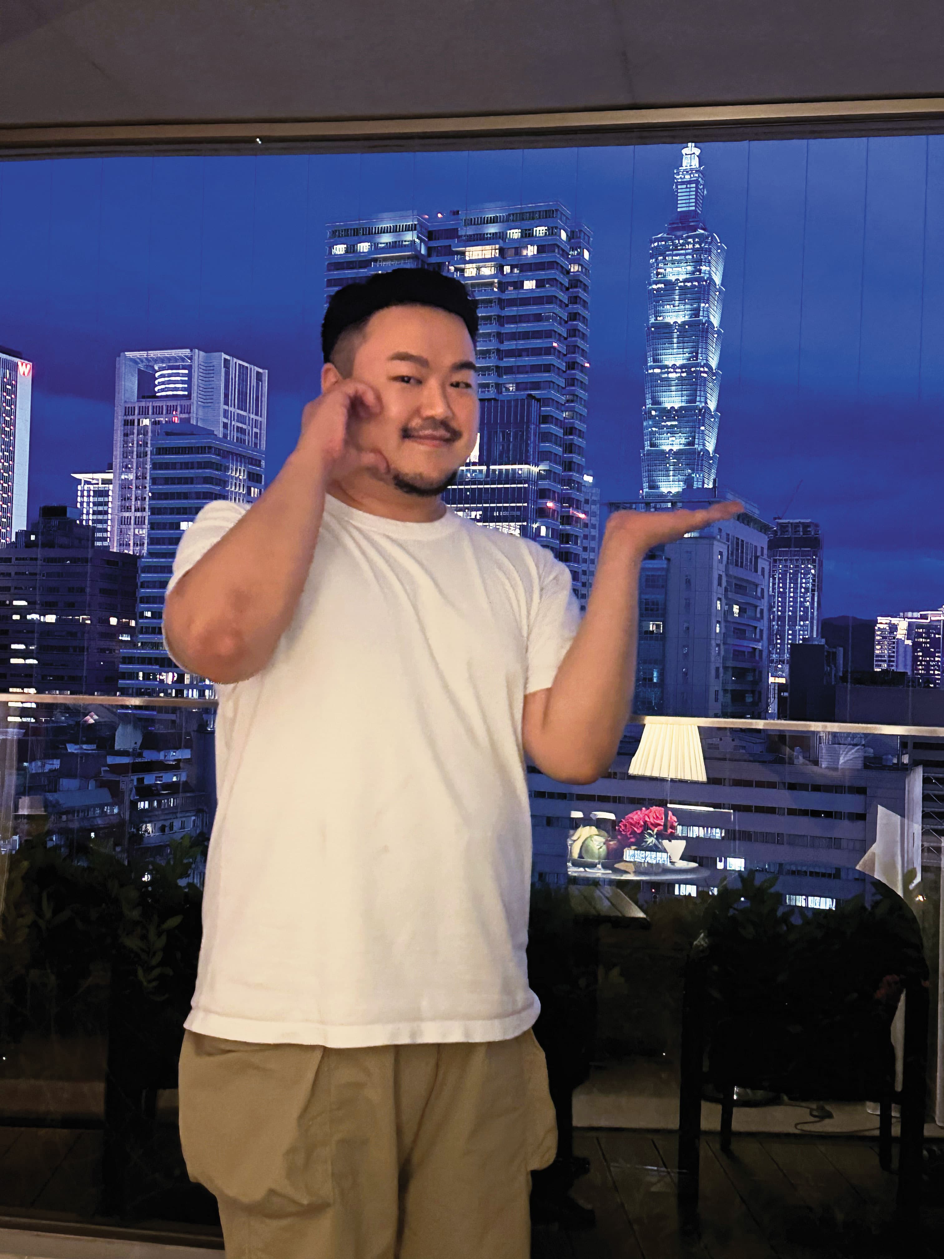 朴相映在個人社群上,與台北101耍寶合影。(朴相映提供)