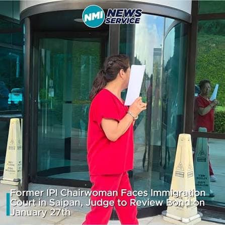崔麗杰現身塞班島移民法院外，頻頻用紙張遮臉。（翻攝NMI News Service臉書）