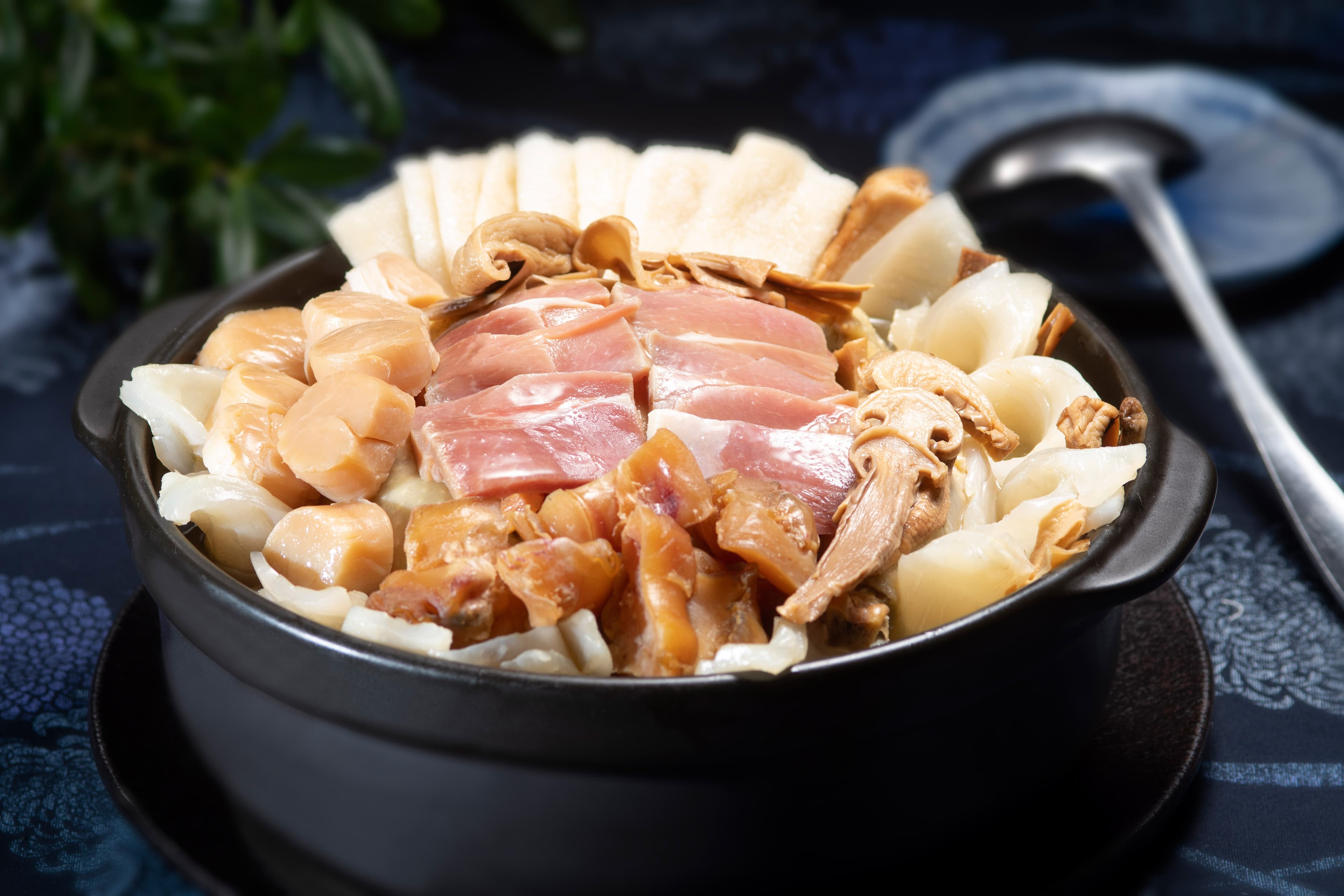 集結多種矜貴食材、海陸雙味交融讓味蕾甦醒,富含膠原蛋白的「松茸花膠海味燉全雞」。