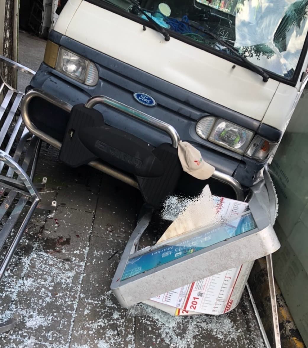 公車站牌被撞毀,肇事貨車也多處毀損。(翻攝畫面)
