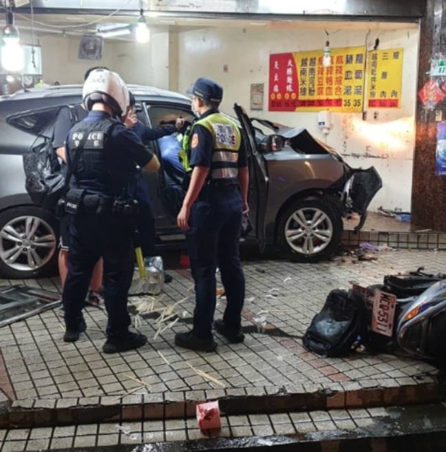 這場重大車禍導致無辜的3名客人不幸喪命,現場一片狼藉。(翻攝畫面)