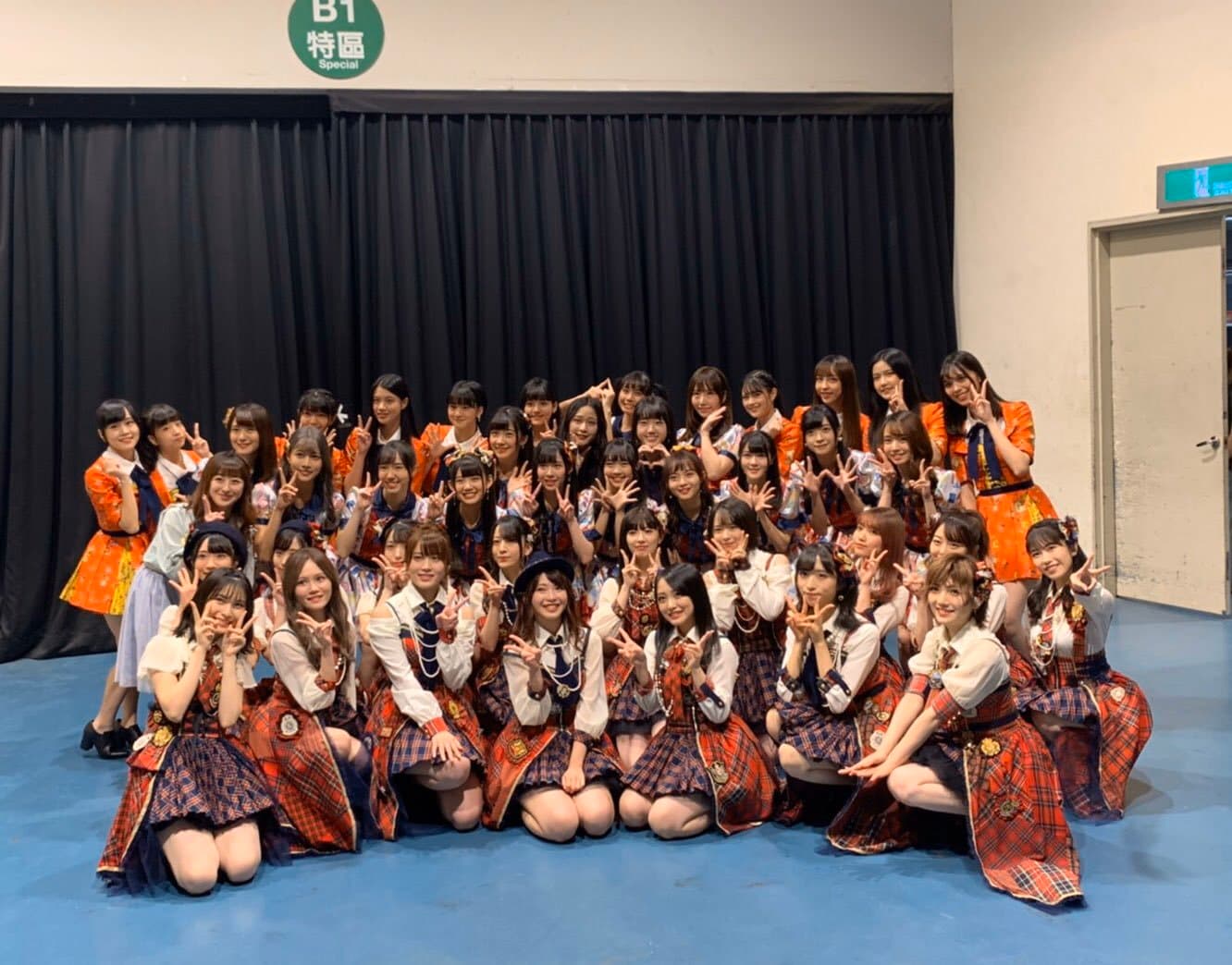AKB48在2019年登上台北小巨蛋開唱,馬嘉伶(第二排左一)也有上場表演。(翻攝込山榛香X)