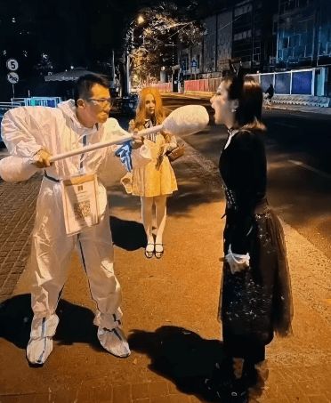 上海許多年輕人穿上各種奇裝異服，表達了人們對政府的不滿。（翻攝China Change YouTube頻道）