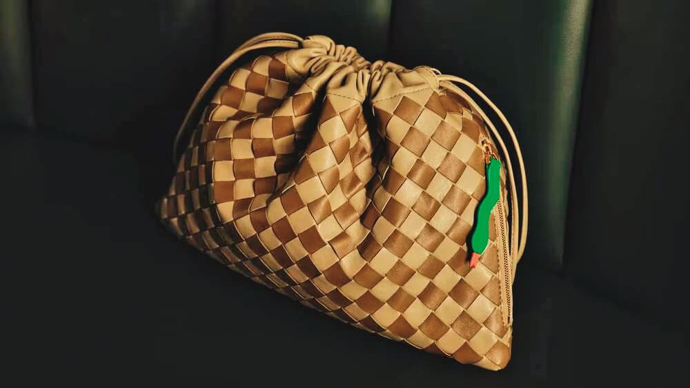 Dust編織皮革肩背包。NT$71,000(BOTTEGA VENETA提供)
