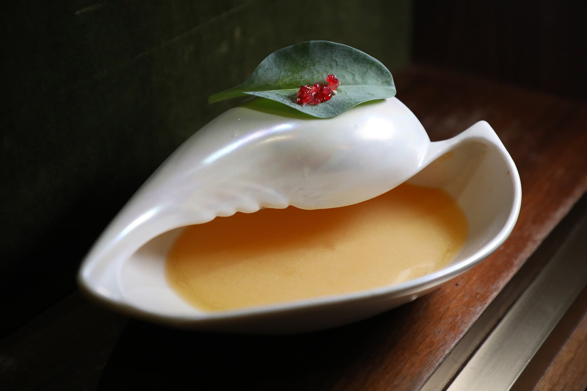 「Big Catch」以伏特加蒸餾萃取牡蠣殼與辣醬風味,加入百香果、粉紅古法氣泡酒,像在品嘗一碗酸香冷湯。(港幣120元/杯)