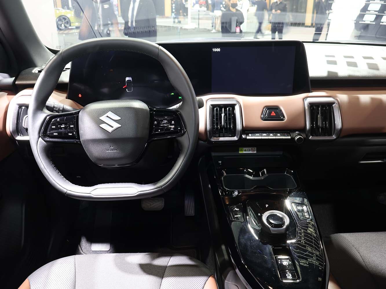 車內則運用10.1吋的數位儀表和10.25吋的觸控螢幕所構成，這也是品牌首度擺脫了傳統雙圓式的指針儀表