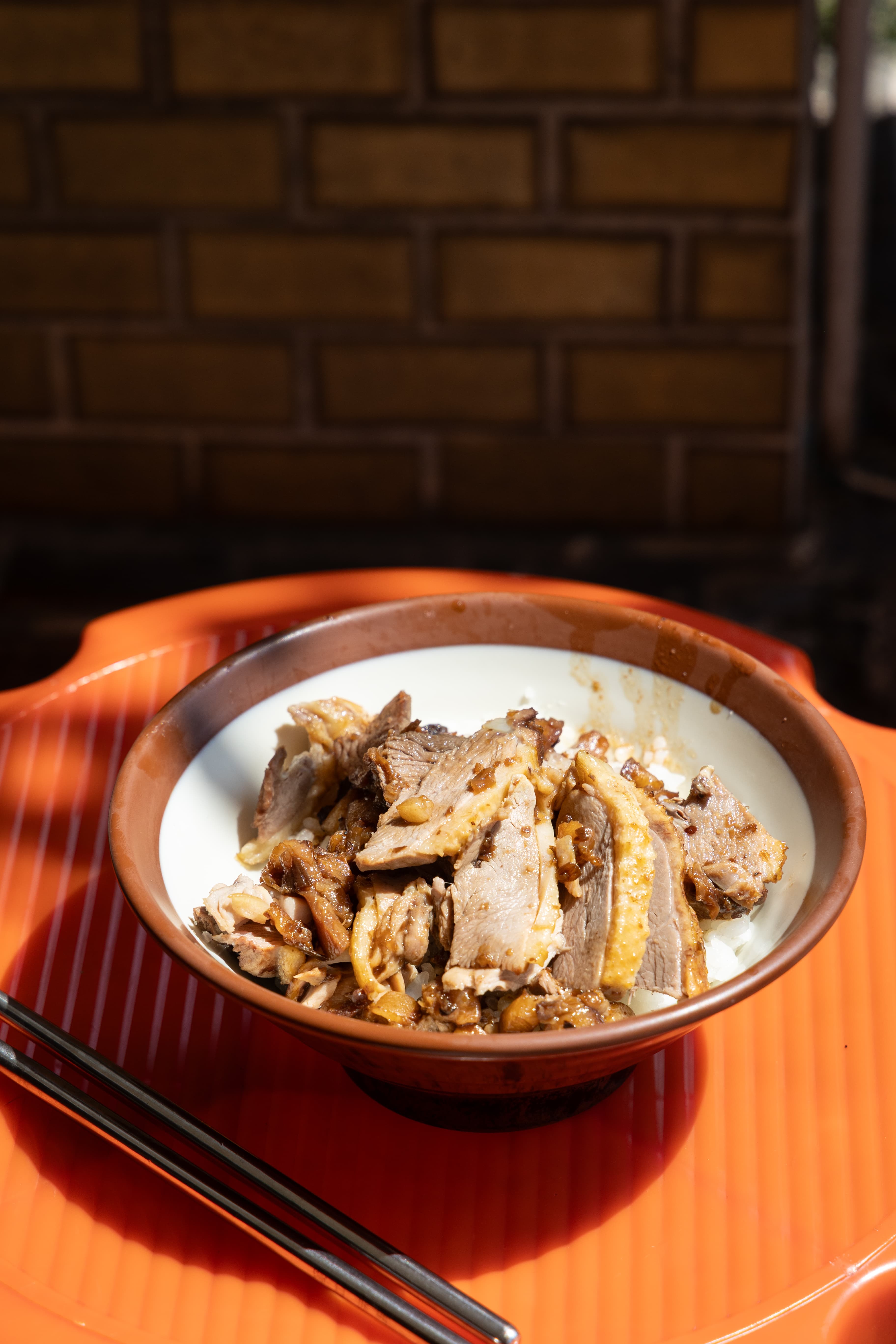 鴨肉珍的「鴨肉飯」淋上夠味的滷汁,鴨肉出乎意料的軟嫩。(60元/小碗、70元/大碗)