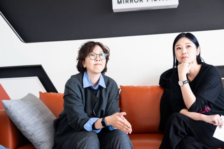 製作人兼編劇統籌陳昱俐(右)邀請梁秀紅(左)執導。