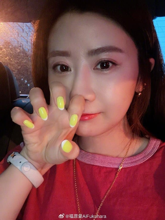 福原愛秀出黃色美甲。(翻攝福原愛微博)