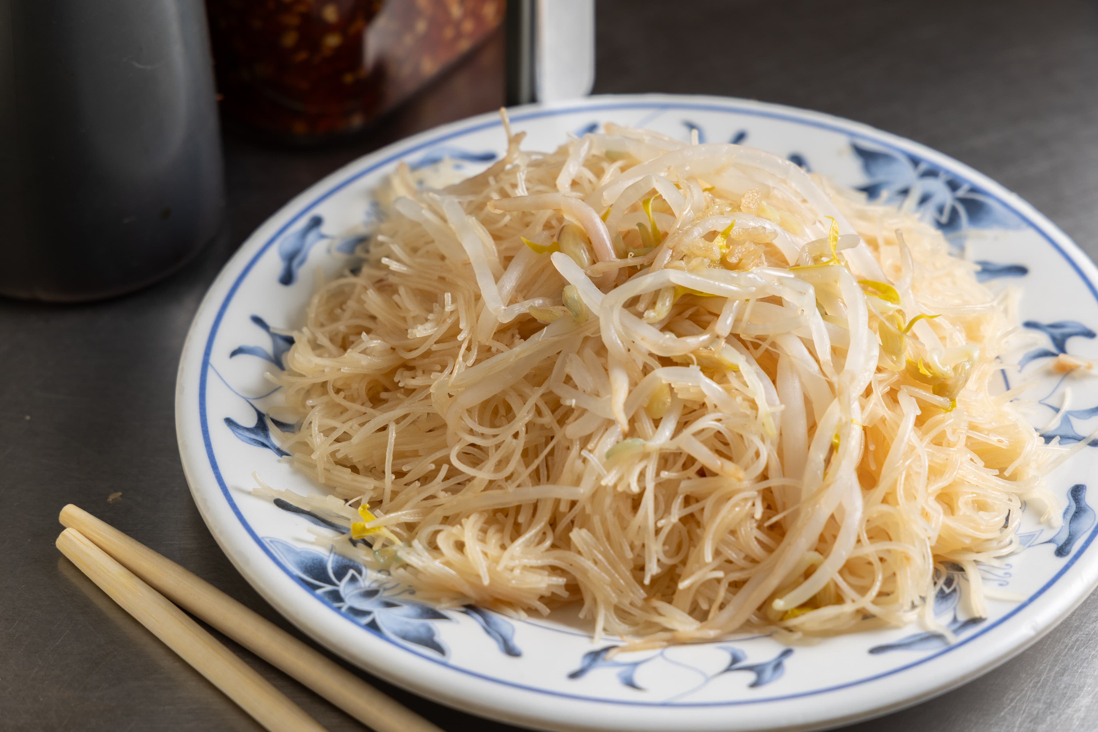 帶有濃郁豬油香氣與蒜酥的古早味米粉炒，也是必點的美味料理。(鄭祺耀攝)
