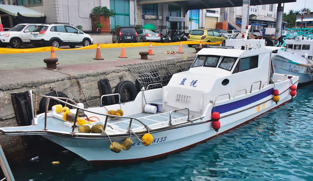 鄭姓船長駕駛藍悅號海釣船(圖)前往外海載運毒品,遭攔截查獲。