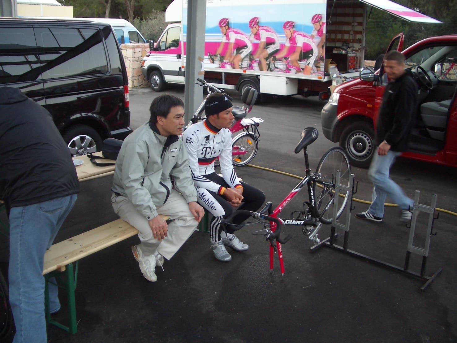 翁冠群早期曾在巨大集團子公司巨瀚科技擔任總經理,是全球將碳纖維腳踏車推向商業化的第一人。圖為2004年贊助T-Mobile車隊,他到西班牙訓練中心了解選手們騎乘狀況。(翁冠群提供)