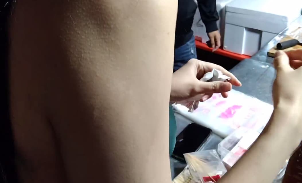 比基尼辣妹在10幾度低溫天氣工作,冷到手臂都出現雞皮疙瘩。(翻攝臉書粉專「翻滾鴉特殊甘草芭樂粉絲專業社團」)