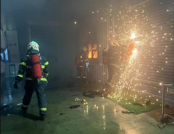 辦公室內5名移工原試圖自行撲滅,但火勢過大,後通報消防人員破門灌救。(翻攝畫面)