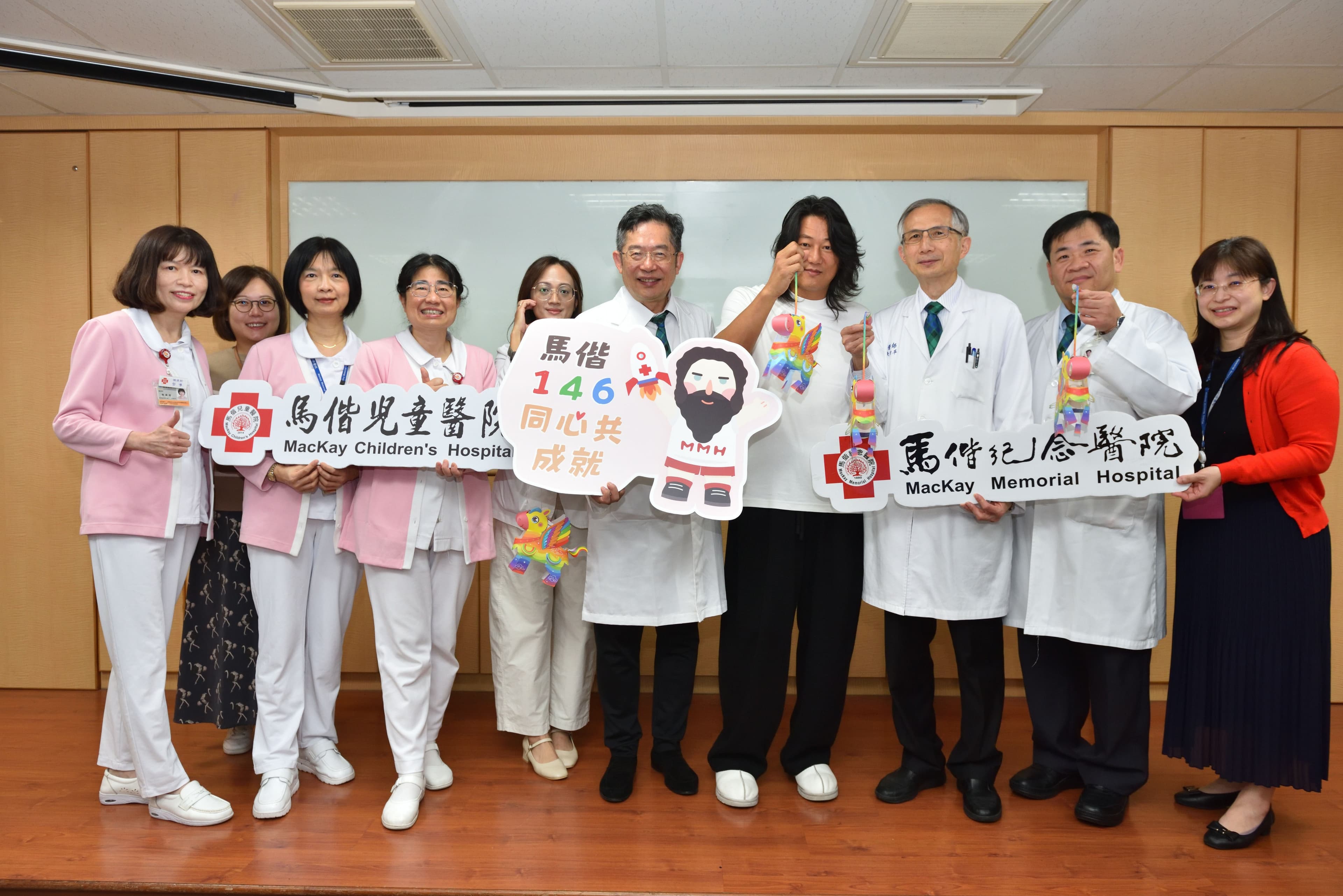 「韓哥」姜成鎬今現身馬偕兒童醫院,為新春注入平安、健康的祝福。(馬偕醫院提供)