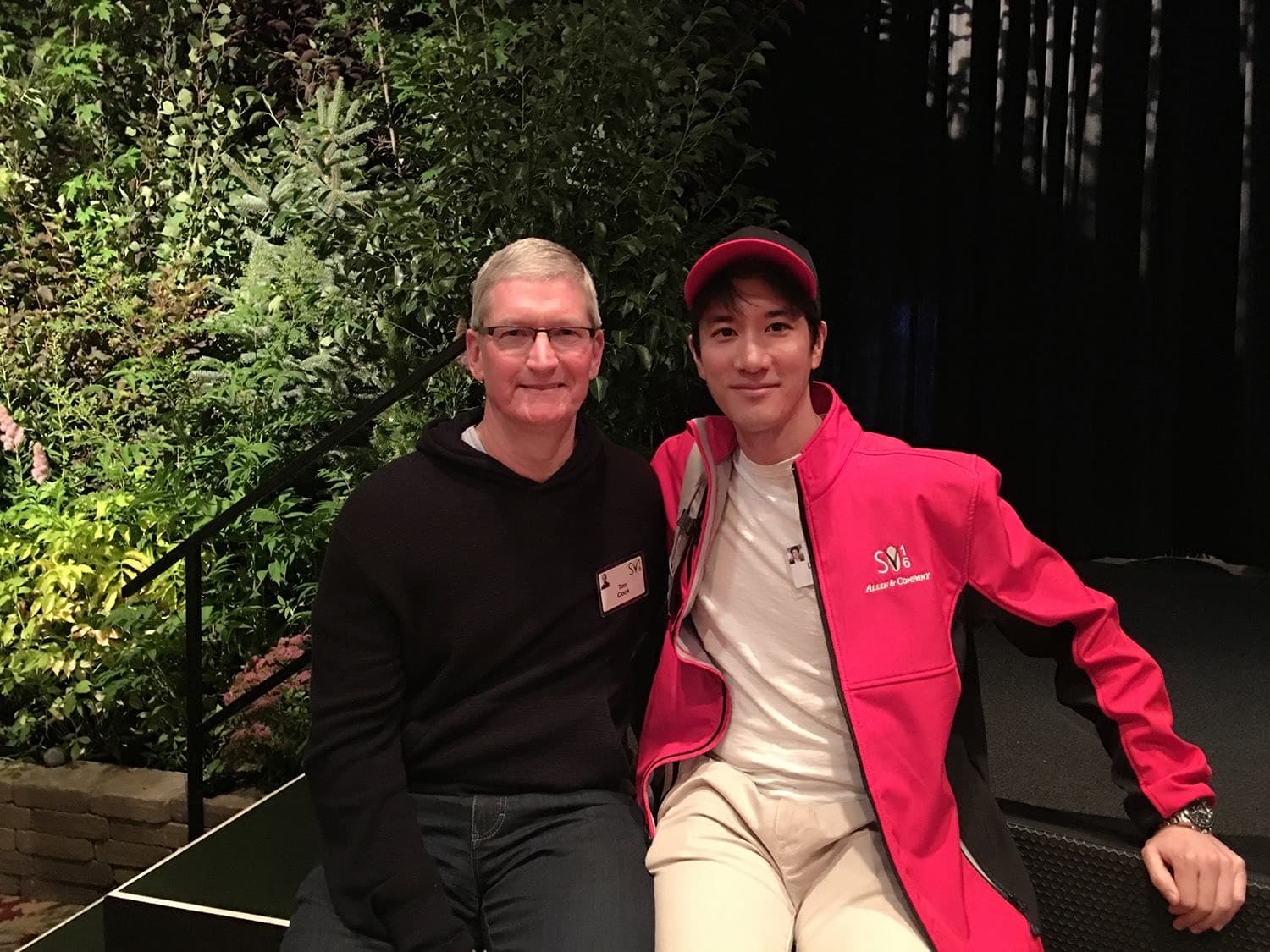王力宏曾與蘋果執行長庫克(Tim Cook)相談甚歡。(翻攝自王力宏臉書)