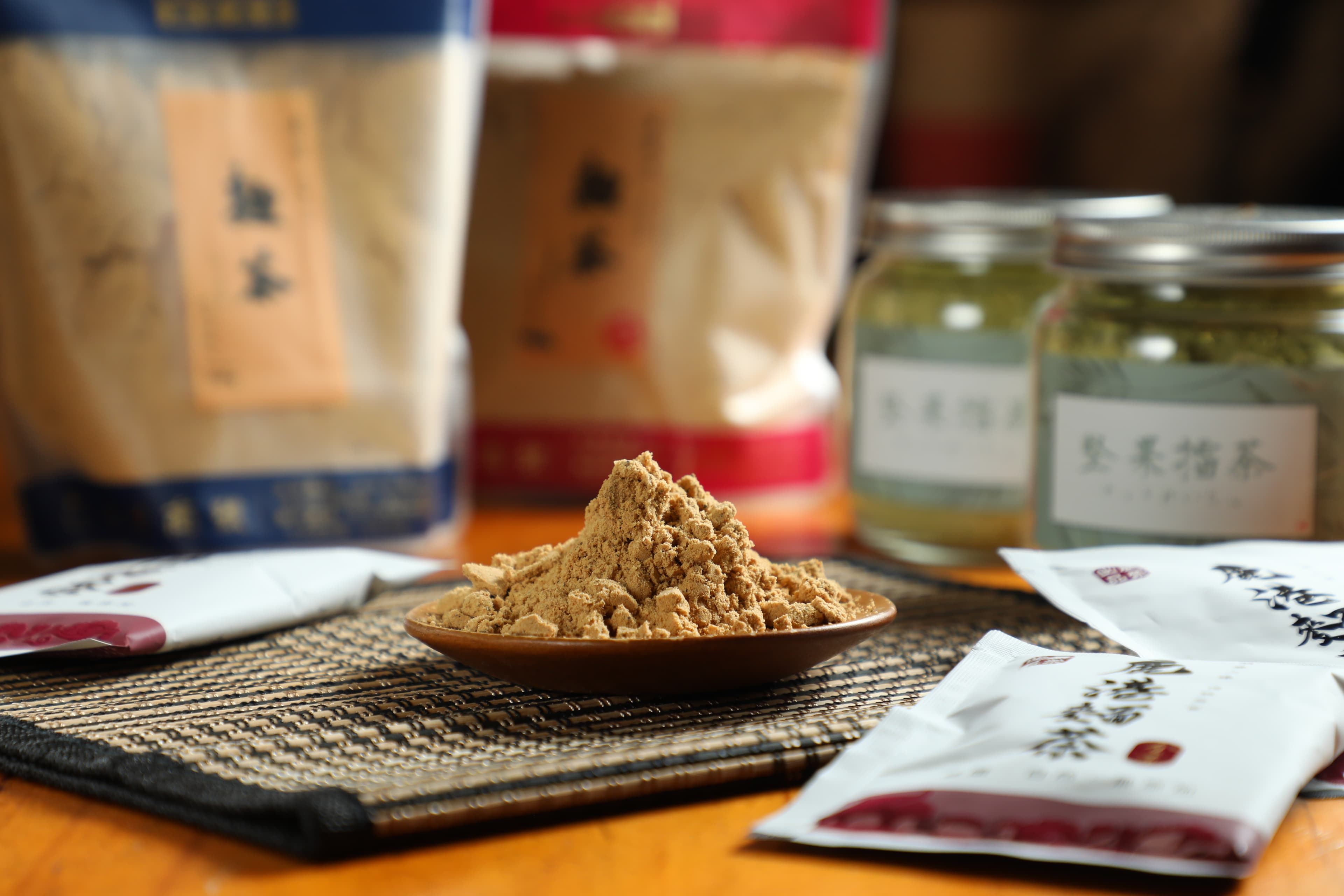 穀粉系列也很受歡迎,古早味「鹿港麵茶」研磨後顆粒細膩,製作過程中不添化學添加劑,使用小火慢炒非常香濃。(139元/袋)