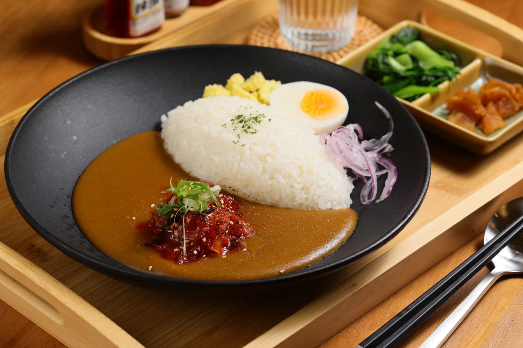 「辣五花豬肉咖哩」高溫烘烤出五花肉的微焦口感,搭配辛香味的咖哩十分下飯。(200元/份)