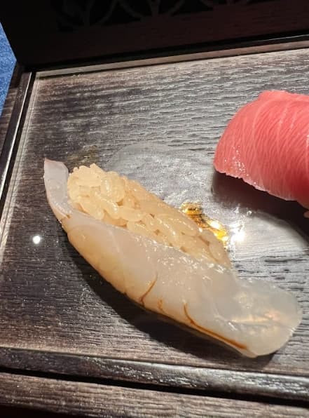 女將押野素子教我,把壽司往左翻倒,夾取時將壽司微微傾斜,讓魚料靠在舌尖上入口,最能感受魚鮮風味。